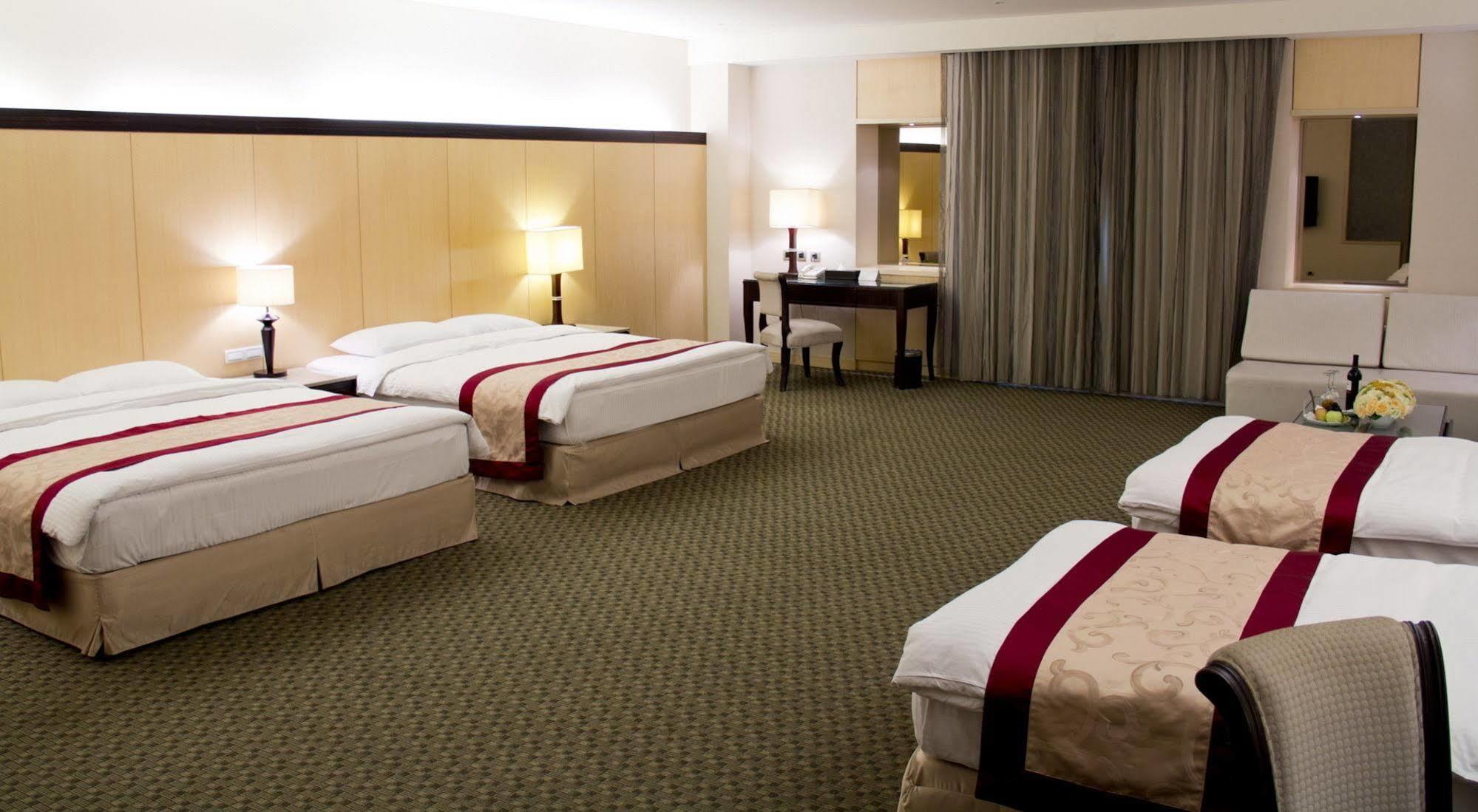 טאינאן Queena Plaza Hotel מראה חיצוני תמונה