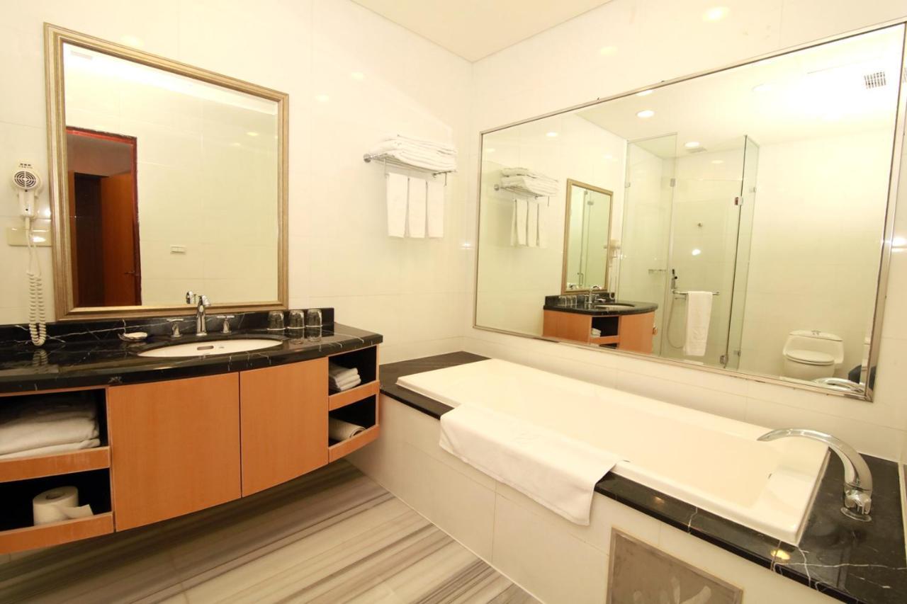 טאינאן Queena Plaza Hotel מראה חיצוני תמונה
